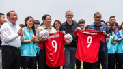 Thủ tướng Phạm Minh Chính cùng Thủ tướng Australia giao lưu với 2 đội tuyển bóng đá nữ