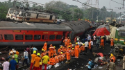 Bộ trưởng Đường sắt Ấn Độ nêu nguyên nhân vụ tai nạn tàu hỏa thảm khốc