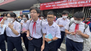 Thí sinh tại TP Hồ Chí Minh phấn khởi sau khi thi môn Ngữ văn vào lớp 10