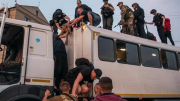 Người dân chạy trốn sau tuyên bố trái ngược của Nga-Ukraine về vụ vỡ đập