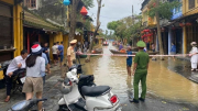 Giải cứu khách Tây bị “mắc nước” ở phố cổ Hội An