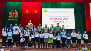 Công an TP Hồ Chí Minh tặng học bổng cho con CBCS khó khăn, hiếu học