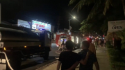 Dập tắt đám cháy trong đêm tại bãi xe của một resort