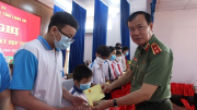 Đồng chí Lê Tấn Tới tiếp xúc cử tri và tặng quà học sinh tại Tân An