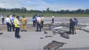 Hơn 20 chuyến bay bị tạm hoãn do sự cố nứt vỡ đường băng tại sân bay Vinh