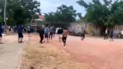 Hàng chục thanh niên dùng hung khí đuổi đánh nhau tại trung tâm thị xã Ba Đồn
