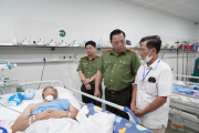 Giám đốc Công an Hà Nội thăm hỏi, động viên cán bộ bị thương trên đường làm nhiệm vụ