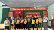 Thăm, tặng quà Công an xã biên giới Nghĩa Thuận