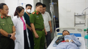 Thăm hỏi chiến sĩ bị thương khi chữa cháy nhà dân ở ngõ Thổ Quan