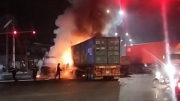 Hai xe container đối đầu, bốc cháy giữa ngã tư