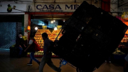 Nhóm người bịt mặt phóng hỏa chợ lớn thứ 2 Mexico, 9 người chết