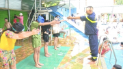Nhiều phụ huynh gửi thư cảm ơn sau khóa học bơi của Công an huyện Đắk Mil