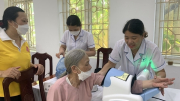 Khám bệnh miễn phí cho hơn 240 thương binh, mẹ và vợ liệt sĩ trên địa bàn phường Mai Dịch