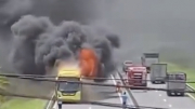 Xe khách giường nằm bốc cháy trên cao tốc Trung Lương - Mỹ Thuận