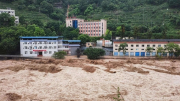 Trung Quốc: Nơi nắng như thiêu đốt, nơi phát cảnh báo đỏ vì mưa lũ