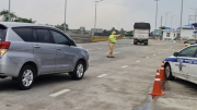 Xử lý hàng loạt ô tô “đi nhầm” làn khẩn cấp cao tốc TP Hồ Chí Minh- Mỹ Thuận