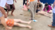 Cứu 3 du khách bị sóng cuốn khi tắm biển ở Phan Thiết