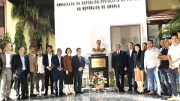 Đại tướng Tô Lâm trao tặng Đại sứ quán Việt Nam tại Angola bức tượng Chủ tịch Hồ Chí Minh