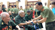 Thứ trưởng Lê Văn Tuyến thăm, tặng quà thương binh tại Hà Nam