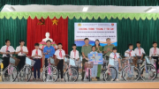Chương trình “Tháng 7 tri ân” và trao xe đạp tặng  các em học sinh Hưng Yên