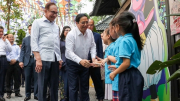 Hai Thủ tướng Việt Nam và Malaysia thăm phố sách, thưởng thức cà phê Việt Nam