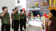 Công an Bình Thuận thăm hỏi thân nhân các gia đình liệt sĩ tại Đắk Lắk