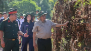 Thủ tướng dâng hương các anh hùng liệt sĩ và thăm hỏi người dân Quảng Trị