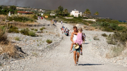 Cháy rừng tại Hy Lạp, du khách và người dân bỏ chạy trong đêm