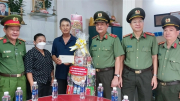 Ban giám đốc Công an TP Hồ Chí Minh thăm, tặng quà các gia đình chính sách