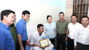 Trao Huy hiệu Tuổi trẻ dũng cảm cho Thượng sỹ Cảnh sát PCCC Công an tỉnh Hà Nam