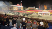 Triều Tiên duyệt binh trong đêm phô diễn sức mạnh quân sự