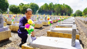 Cảm động chuyện con gái tiếp bước mẹ chăm sóc Nghĩa trang Liệt sĩ
