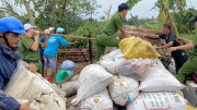 Tuổi trẻ Công an tỉnh Kiên Giang hỗ trợ người dân khắc phục hậu quả giông, lốc