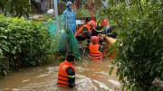 Công an Đắk Nông kịp thời hỗ trợ người dân bị ảnh hưởng do mưa lớn kéo dài