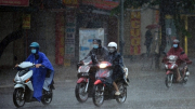Mưa giông ở hầu khắp các tỉnh thành, Hà Nội trời oi bức đan xen mưa rào