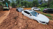 Sạt lở đất ở huyện Sóc Sơn khiến nhiều xe ô tô bị  vùi lấp