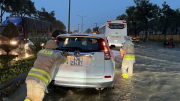CSGT hỗ trợ người dân đi lại mùa mưa bão, khắc phục hậu quả lũ lụt