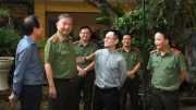 Bộ trưởng Tô Lâm thăm hỏi gia đình, tri ân các đồng chí cố lãnh đạo Bộ Công an