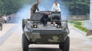 Chủ tịch Triều Tiên thăm nhà máy vũ khí, đích thân lái xe bọc thép mới