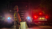 Cảnh sát mật phục "đánh đêm" với xe quá tải