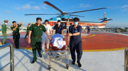 Kịp thời điều trực thăng đưa ngư dân từ đảo Phan Vinh về đất liền điều trị