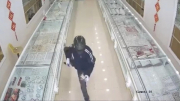 Nam thanh niên dùng búa đập tủ tiệm vàng, cướp nữ trang ở Hưng Yên
