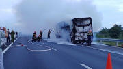 Xe khách bốc cháy trên cao tốc Phan Thiết - Dầu Giây, 34 người thoát nạn