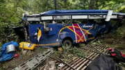Xe buýt rơi xuống hẻm núi sâu ở Ấn Độ, 35 người thương vong
