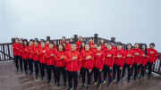 Đội tuyển nữ Việt Nam rước đuốc, thượng cờ trên đỉnh Fansipan