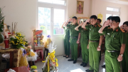 Cục Cảnh sát quản lý trại giam thăm gia đình các liệt sĩ hi sinh ở Bảo Lộc