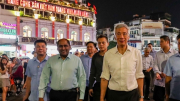 Thủ tướng Singapore dạo phố đi bộ, thăm đền Ngọc Sơn