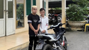 Triệu tập, xử phạt 2 thanh niên bốc đầu xe mô tô trên đường