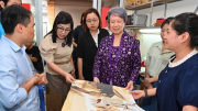 Phu nhân hai Thủ tướng Việt Nam-Singapore tham quan làng lụa Vạn Phúc