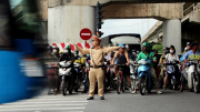 Ngày cuối nghỉ lễ, CSGT Hà Nội chốt trực đảm bảo giao thông đón người dân trở về